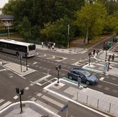 El carril del BEI por el que pasa ese coche azul tendrá en adelante pintado un paso de cebra