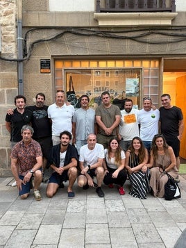 Imagen de la nueva junta directiva del club oval con Zorion Zabala como presidente (cuarto por la izquierda en la fila de arriba).
