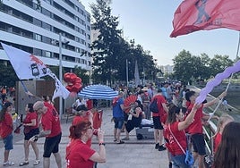 Vecinos de la zona de Urban, en Barakaldo, celebran sus fiestas.