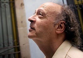 Jaume Sisa, cantautor catalán, posa en una calle de Barcelona.