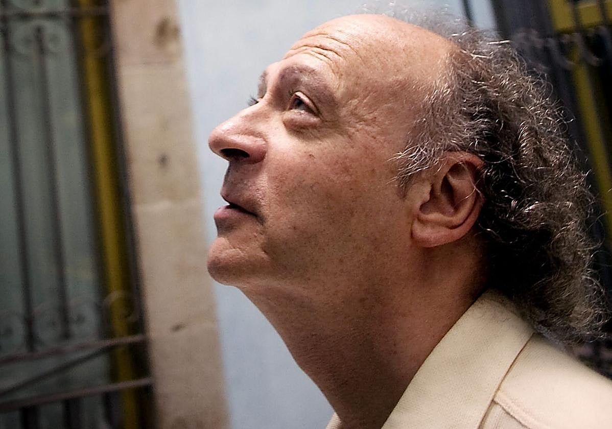 Jaume Sisa, cantautor catalán, posa en una calle de Barcelona.