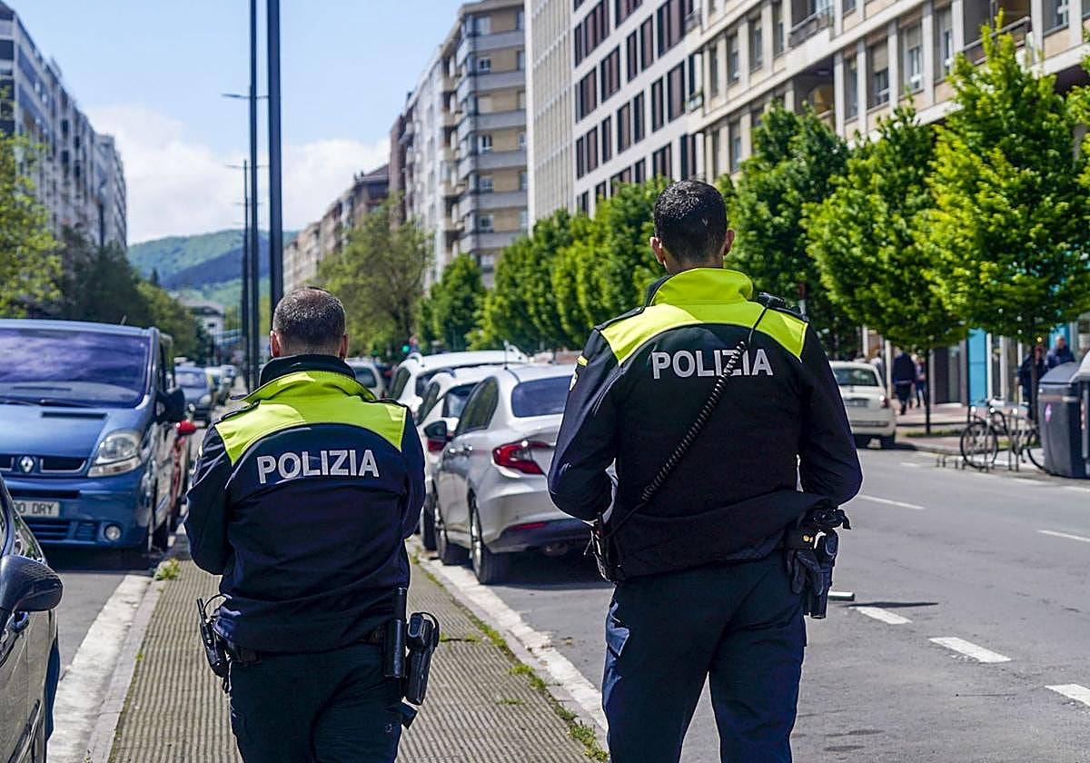 Dos agentes patrullan en Vitoria.