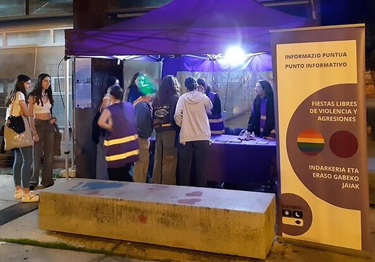 Punto informativo a favor de unas fiestas libres de violencia y agresiones machistas y LGTBIQA+.