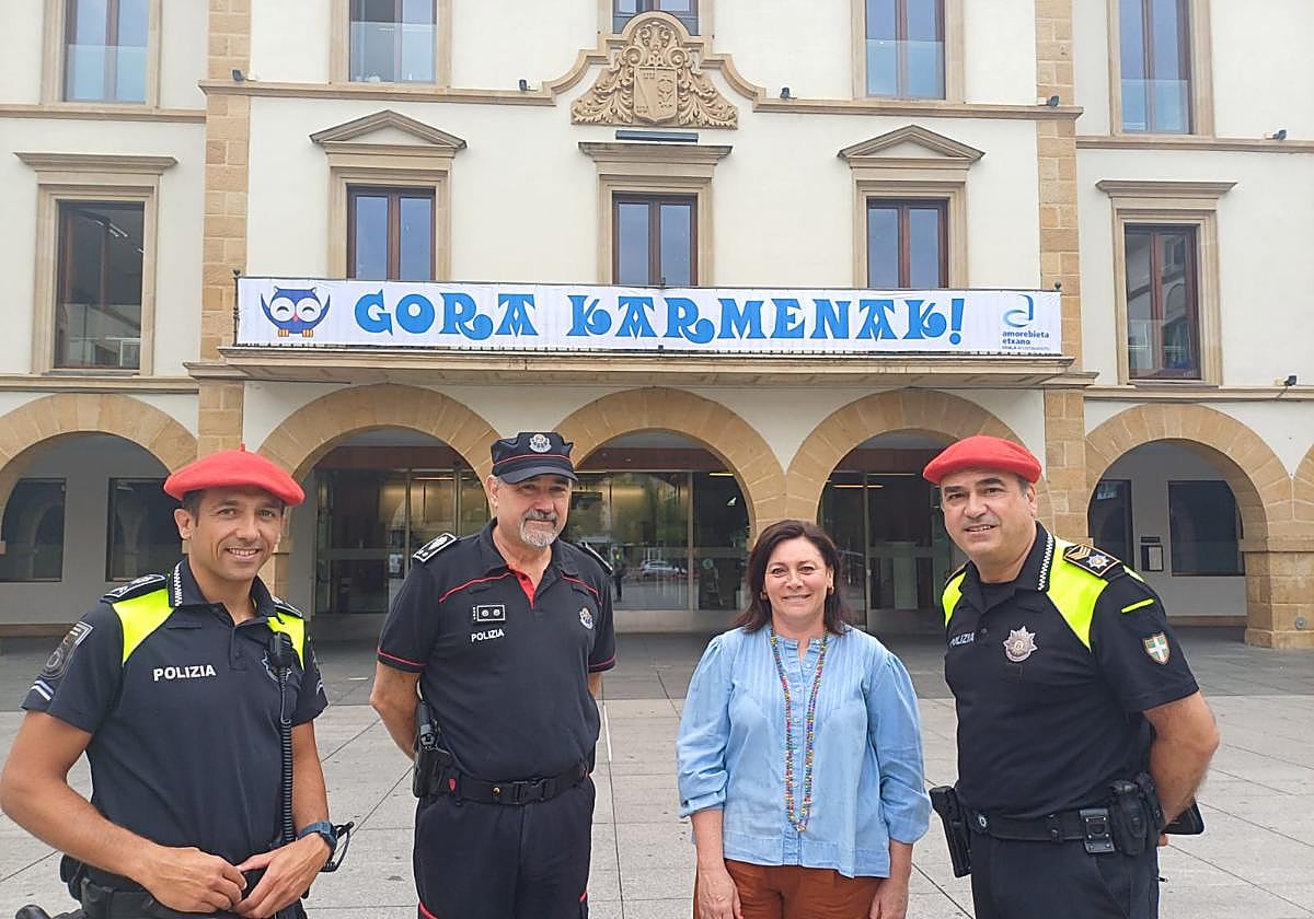 La alcaldesa, Ainhoa Salterain, junto a agentes policiales