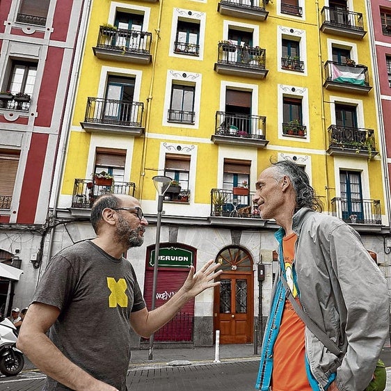 Víctor y Juan Manuel charlan ante el edificio.