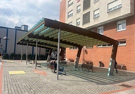 Esta área de estancia cubierta se ubicará en la trasera lateral del campo de fútbol de Soloarte.