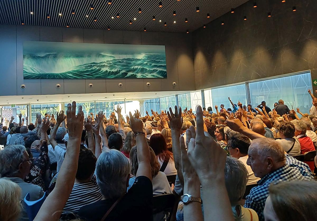 La mayoría de los asistentes votaron a favor de convocar una segunda reunión para decidir su futuro.