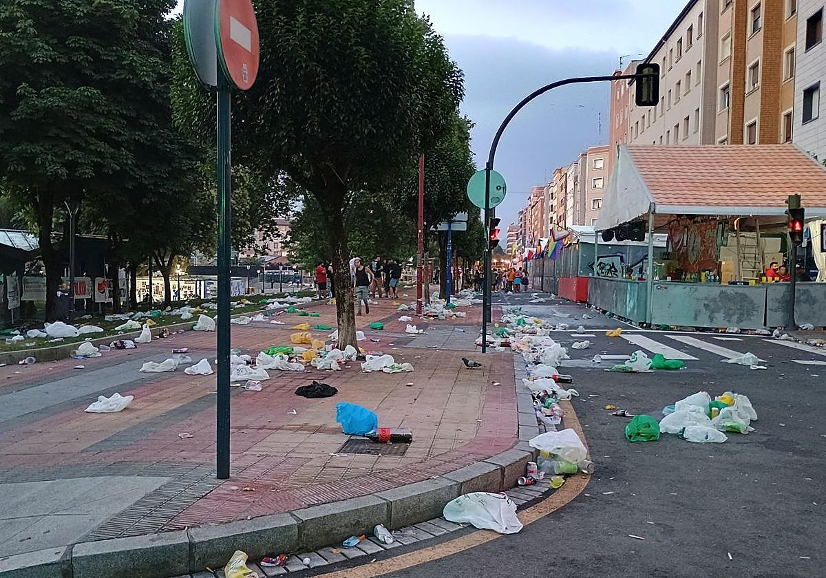 Basura en la zona del recinto de txosnas.