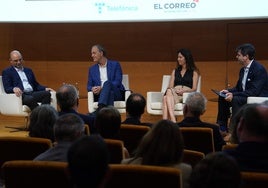 Una de las charlas con expertos que se celebraron ayer en el Euskalduna, dentro del foro 'La gestión de los datos en salud'.