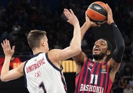 Forrest busca el lanzamiento ante Dimitrijevic, del Milán.