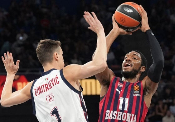 Forrest busca el lanzamiento ante Dimitrijevic, del Milán.