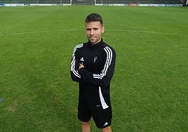 Gorka Garai en el centro del campo de Las Llanas, estadio del Sestao River.