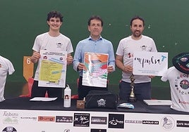 El alcalde de Basauri, Asier Iragorri, junto a los entrenadores del club Bidebieta, Eneko Bercedo Pérez y Mikel Karrillo Garikano.