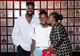 Nico e Iñaki con la nueva camiseta Athletic WIN en San Mamés, tras la renovación ayer del menor de la saga