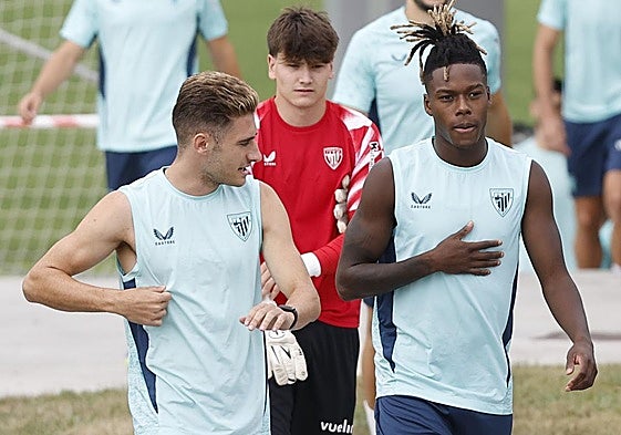 Nico Williams y Robert Navarro, esta mañana en Lezama.