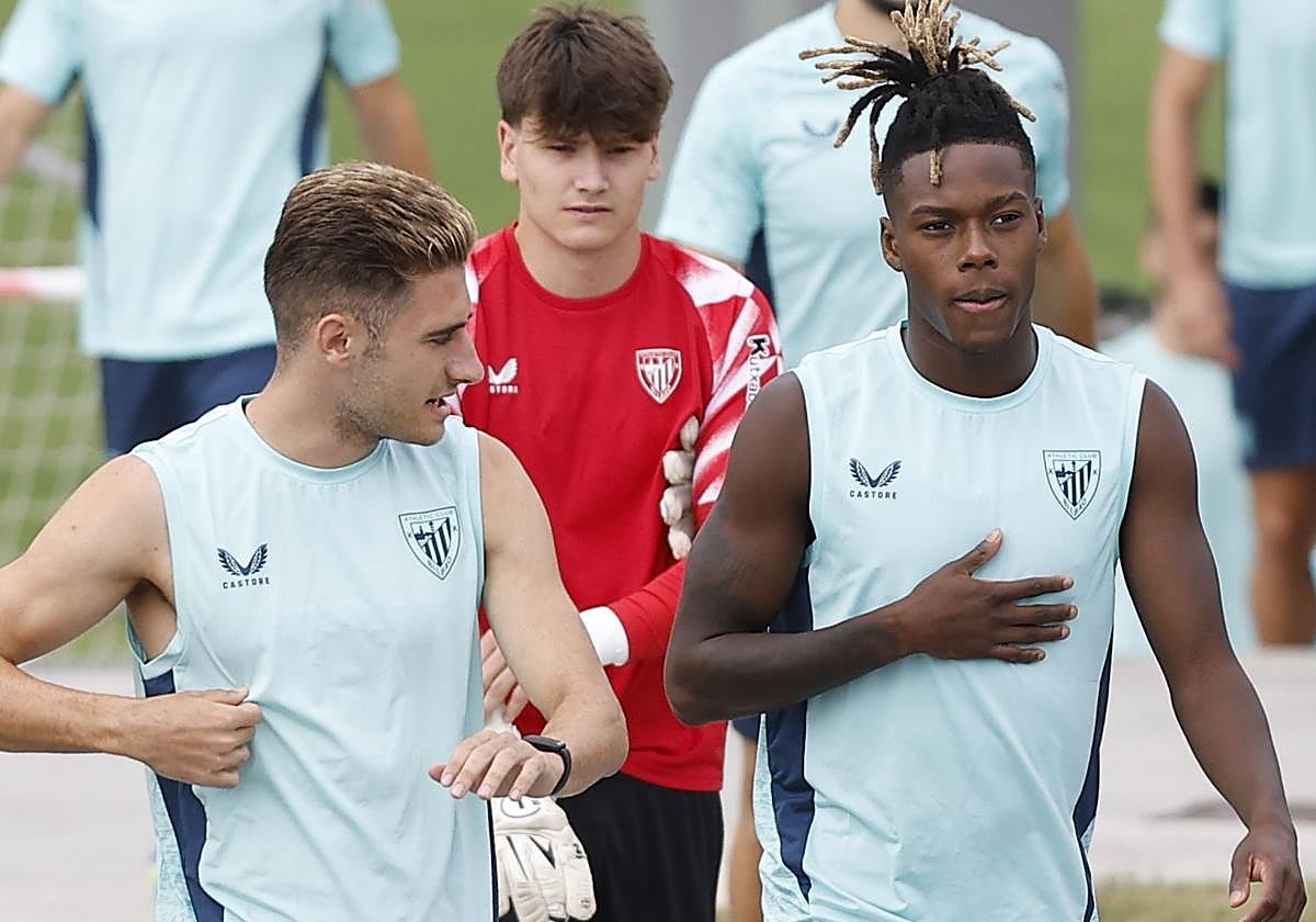 Nico Williams y Robert Navarro, esta mañana en Lezama.