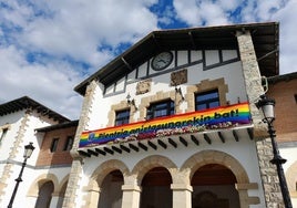 La bandera LGTBI+ se muestra en el Ayuntamiento de Plentzia el Día del Orgullo de 2022.