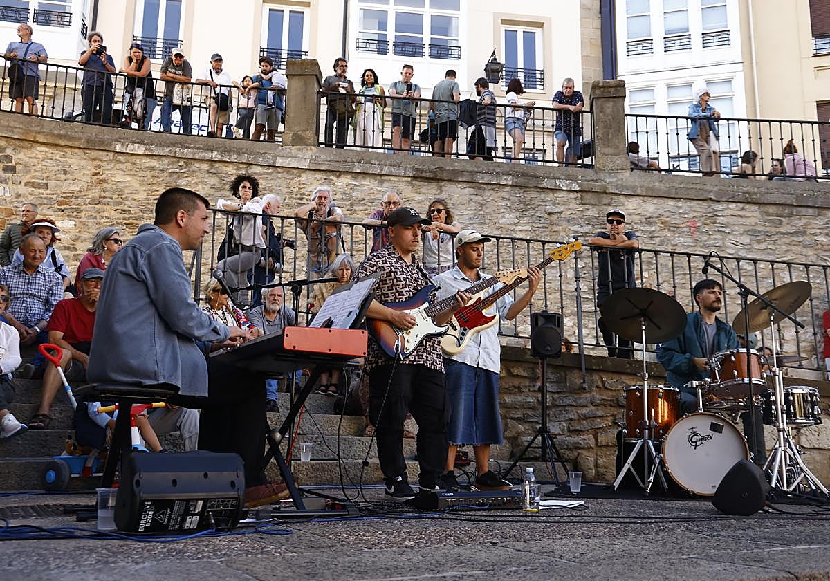 Espectadores observan desde la altura el concierto de Malaka
