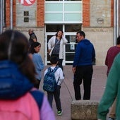 Estudiantes a la entrada de un colegio.