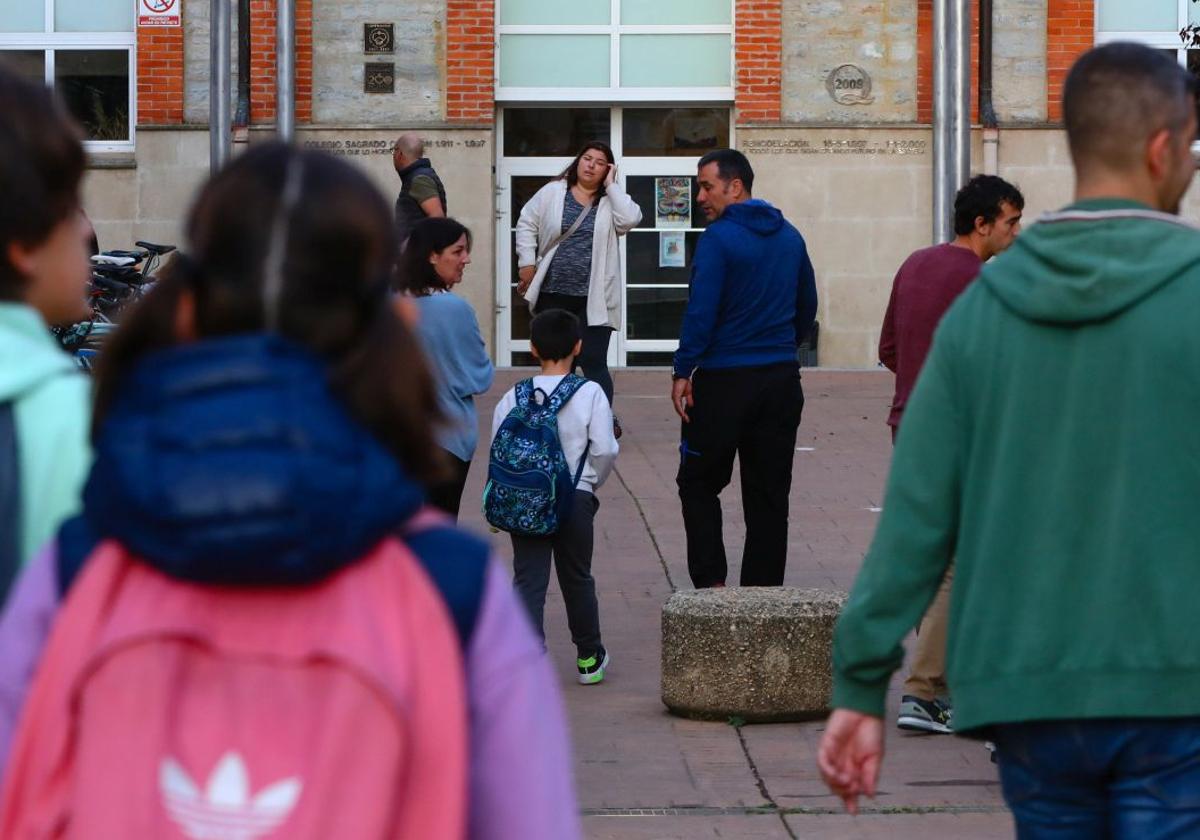 Estudiantes a la entrada de un colegio.