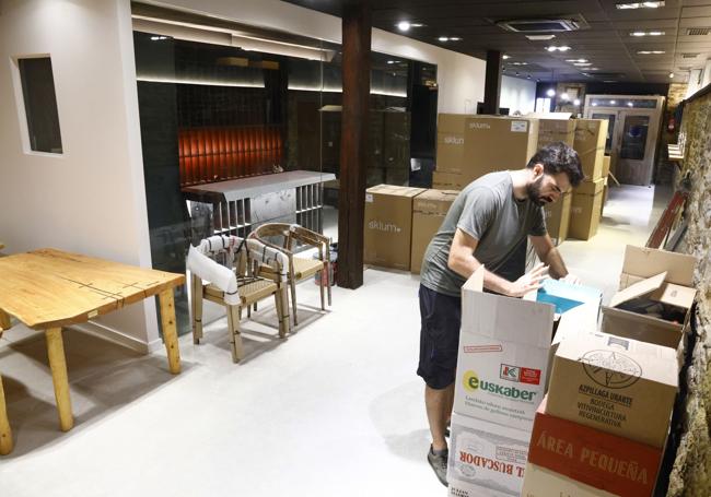 En el interior ultiman los últimos detalles.
