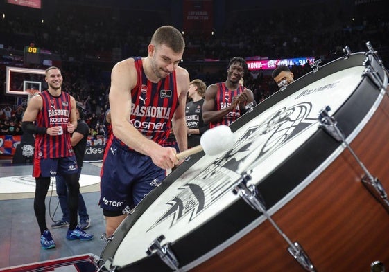 Rogkavopoulos golpea el bombo después de un triunfo del Baskonia en el Buesa Arena en la última temporada.