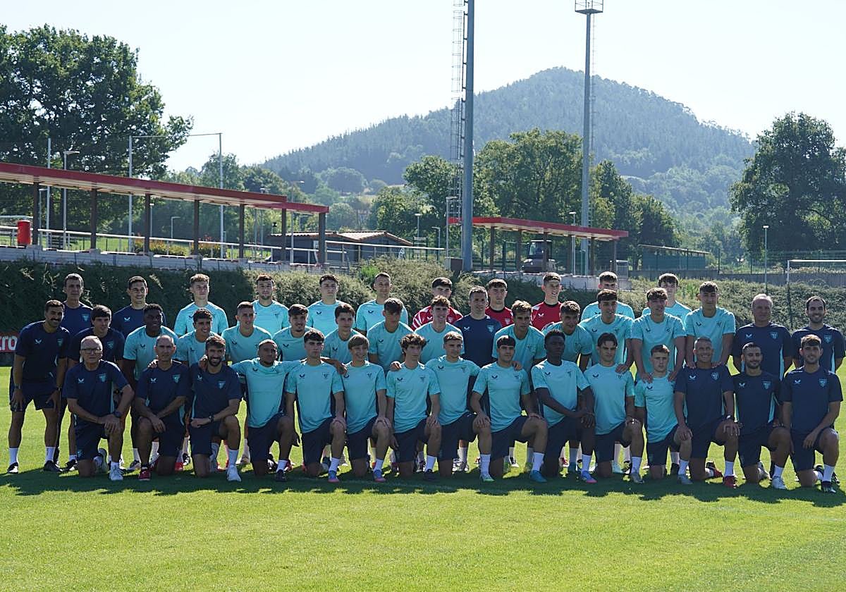 Plantilla del Bilbao Athletic al completo, en Lezama.