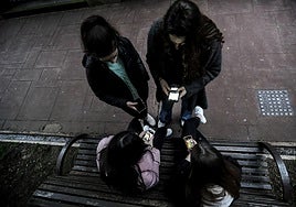 Ponerse en contacto con familiares o amigos está resultando una ardua difícil en varias zonas de ambas localidades.