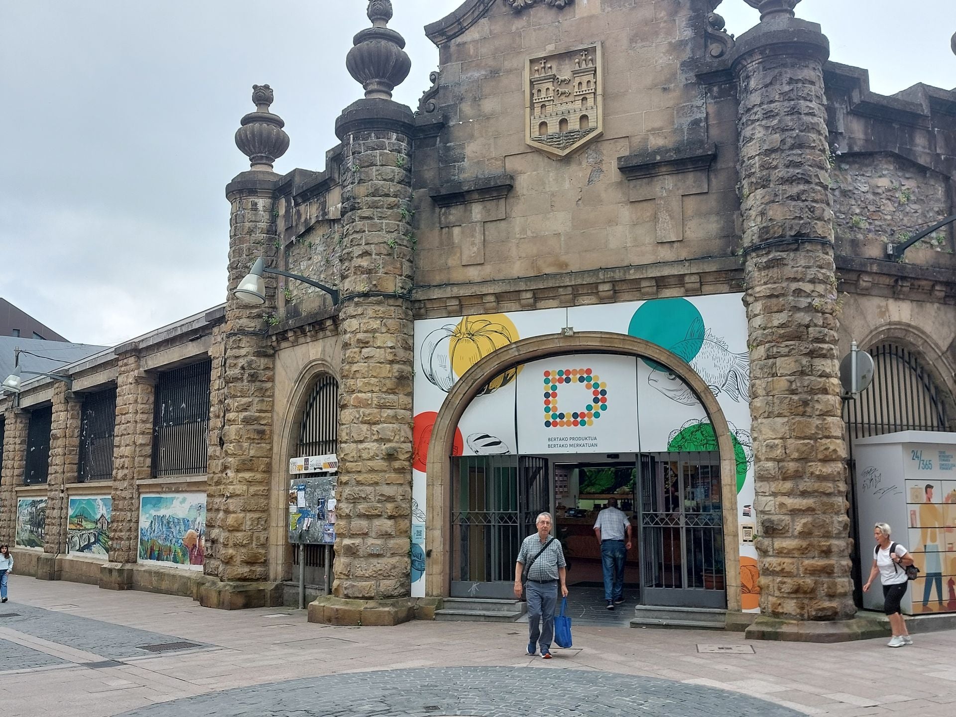 El edificio está ubicado en el casco viejo de la localidad.