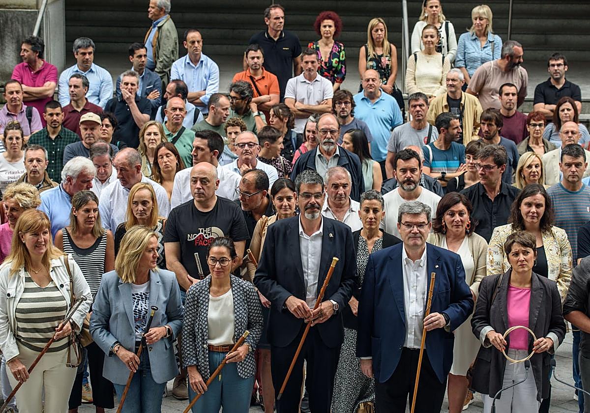 Concentración de 77 alcaldes frente al Tribunal Superior de Justicia del País Vasco en julio de 2023.