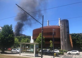 El incendio de una furgoneta en Vitoria genera de nuevo alarma por una gran columna de humo negro