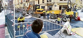 Las obras en García Rivero arrancaron en agosto del pasado año y ahora la calle se volverá a levantar por un defecto en la baldosa.