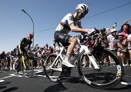 El susto de Pogacar hace temblar al Tour en una etapa que Abrahamsen se impuso al sprint