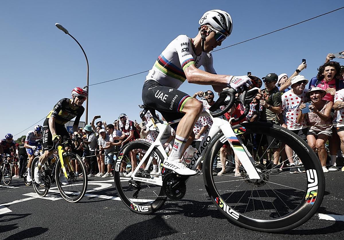 El susto de Pogacar hace temblar al Tour en una etapa que Abrahamsen se impuso al sprint