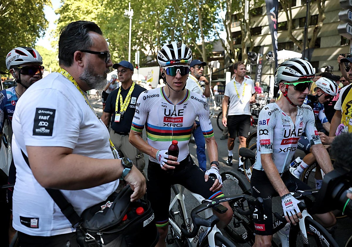 Susto para Pogacar en el Tour: cae y se golpea contra una mediana a pocos kilómetros de meta