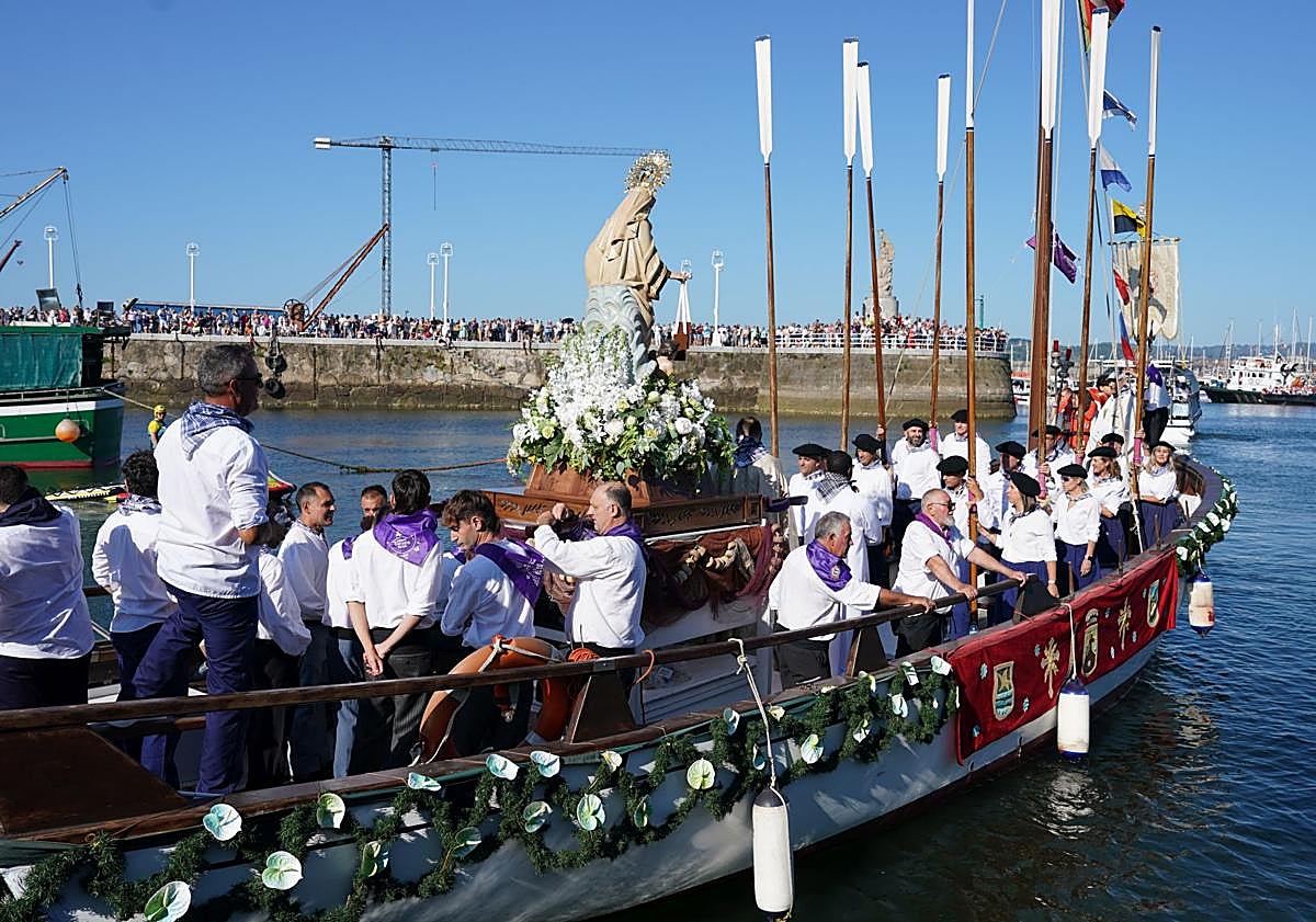 Imagen principal - Miles de personas disfrutaron de la procesión.