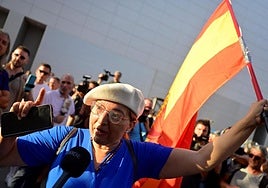 Una mujer habla con los medios en Torre Pacheco.