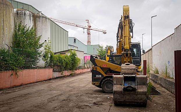 Excavadora usada en esta primera fase de limpiado y vaciado.