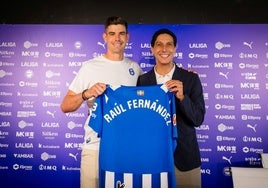 Sergio Fernández y Raúl Fernández posan sonrientes en su presentación.
