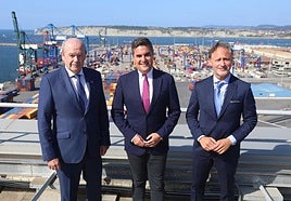 El presidente saliente Ricardo Barakala; el consejero de Industria, Mikel Jauregi y el nuevo representante del Puerto de Bilbao, Iván Jiménez.