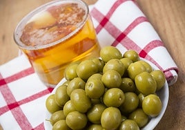 Indemnizan con 4.000 euros a un bilbaíno que se rompió dos implantes por comer una aceituna mal deshuesada