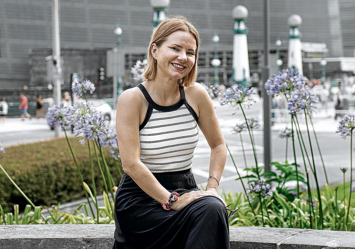 La actriz Aitziber Garmendia, sonriente junto al Kursaal.
