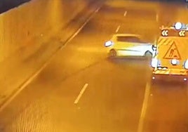 Las cámaras del túnel recogieron el momento en que el coche gira tras tirar él del freno de mano.
