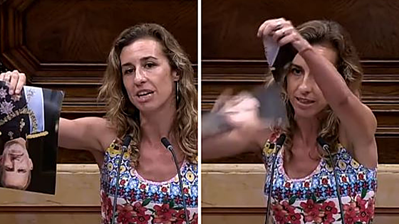 Una diputada de la CUP rompe una foto del rey Felipe VI en el Parlament