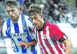 Mikel Goti, en su etapa como rojiblanco en un derbi con la Real Sociedad.