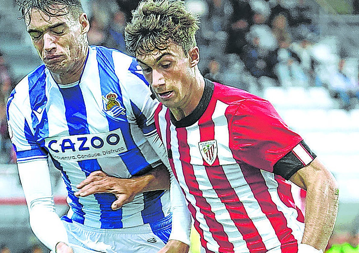 Mikel Goti, en su etapa como rojiblanco en un derbi con la Real Sociedad.