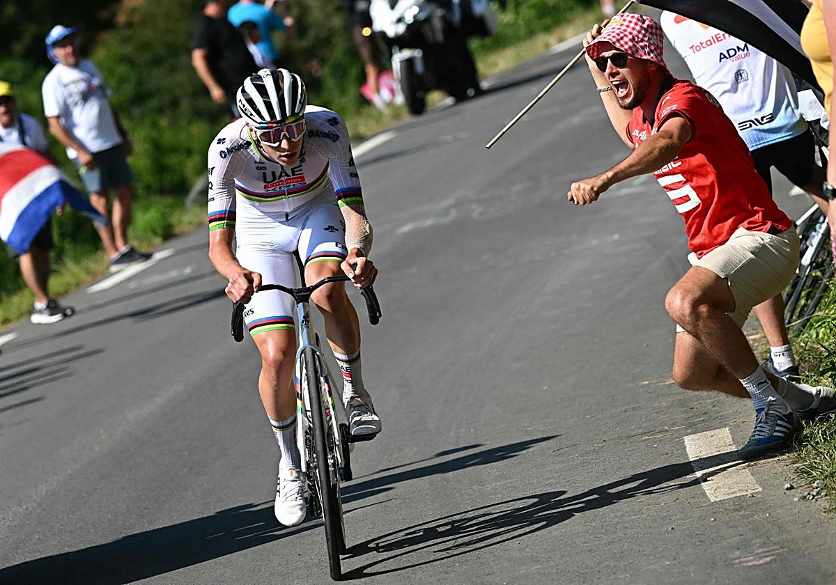 El curioso gesto de Pogacar a 2 kilómetros de meta y en plena ascensión