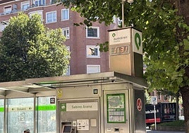 Imagen del reloj de una parada del tranvía de Bilbao.
