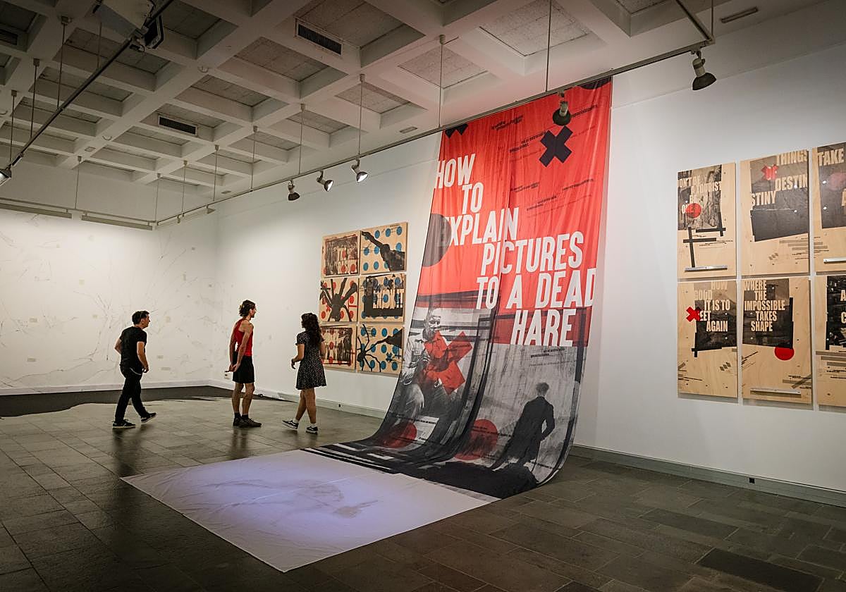 La obra de Zigor Urrutia en torno al arte y la turistificación cuenta con lonas, vídeos y grabados.