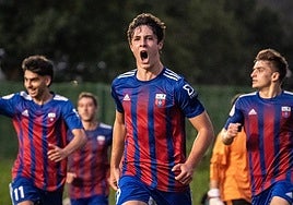 Aitor Torrico festeja uno de los goles que anotó el curso pasado.